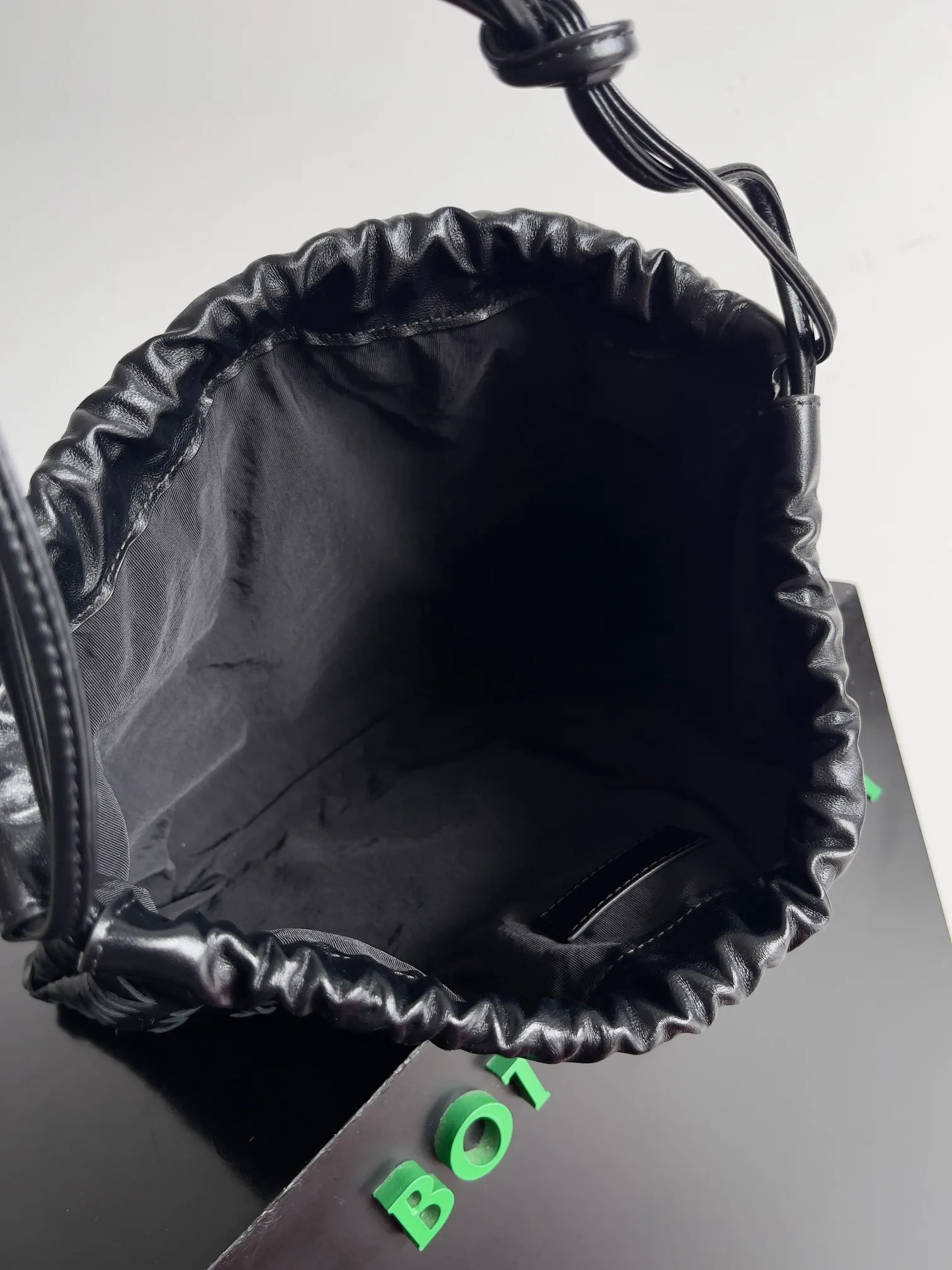 Batch 1560 Armpit bags have become a fashionable item that every girl has in their hands in recent years🛍️. The elegant and simple style has won the love of many people of different ages. However, there is an unavoidable trouble with armpit bags, that is, the capacity is too small, and BOTTEGA VENETA’s new Dustbag Considering people's travel needs, the capacity of garbage bags has been greatly upgraded. Folding umbrellas, water cups, and girls' makeup powder and lipstick can all be accommodated. It is very light and resistant to dirt. Even if you have a lot of things when traveling, it can reduce the burden to a certain extent. The shoulder straps are buckled and can be changed at will. It can be used for hand holding or as the liner of a large bag. After the drawstring is drawn, it looks like a cloud bag. It is very suitable for concave styling when traveling in summer🙋🏻‍♀️ Style number: 796728 Size: 32*23*1cm